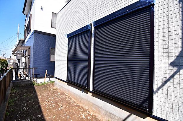 家族団らんの時間も増えそうなくつろぎのLDK。南西向きの大きな窓からは明るい陽光が差し込みます。