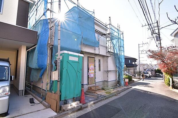 前面道路です。毎日のお車の出し入れもストレスなく行えます。