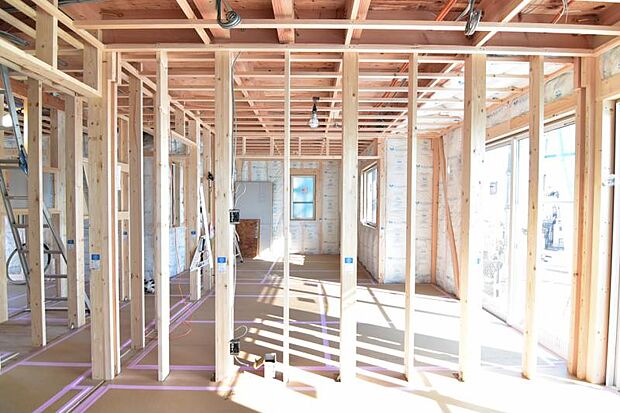 住まいの中に豊かな光を、デザインされた窓からの採光が照らし出す空間、作り手の拘りと空間設計の妙が見せるクオリティ 