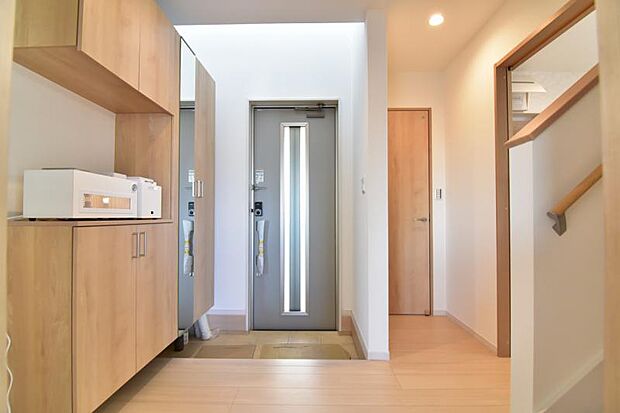 広々とした玄関で大切なお客様をお出迎え。明るく気持ちの良い玄関は気持ちが盛り上がります。