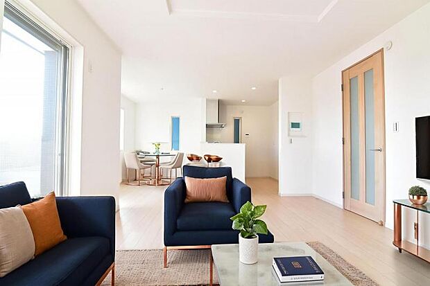 【配置してある家具はCGによるイメージです】光と風があふれる開放的なリビングダイニングには自然と家族みんなが集まってきます。