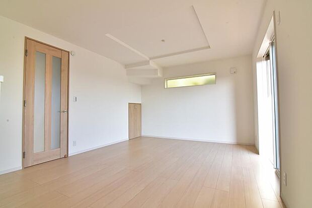 ソファーやダイニングテーブルを置いてもゆとりあるＬＤＫ。家族みなさんで寛げる空間をぜひ現地で体感してみてください。