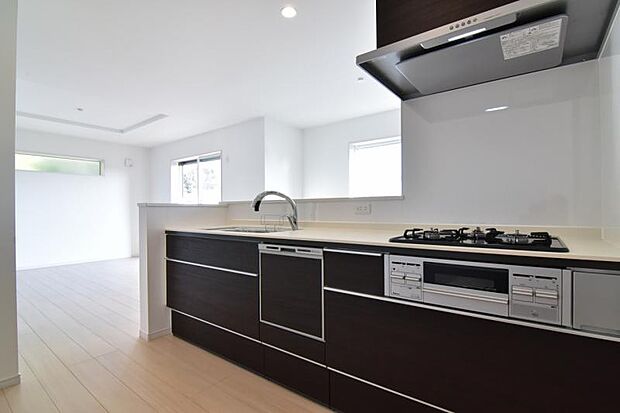 広々としたキッチンスペース。食洗機、浄水器付き収納力のあるキッチンは料理が捗ります。