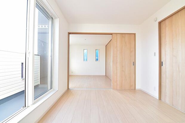 2階の洋室8帖と洋室6帖は間仕切りを開放すると14帖の大空間として利用できます。