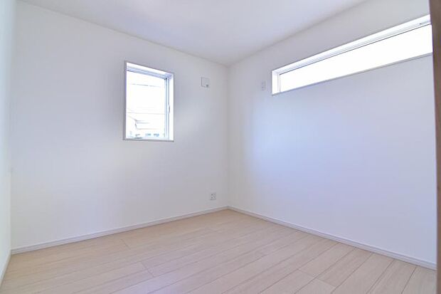 家族個々の安らぎの空間。誰もが好みで飾れるシンプルな室内に仕上げてあります。