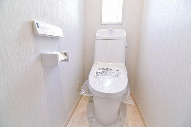 トイレは家の中に2ヶ所ございます。ご家族が忙しい朝も安心です。