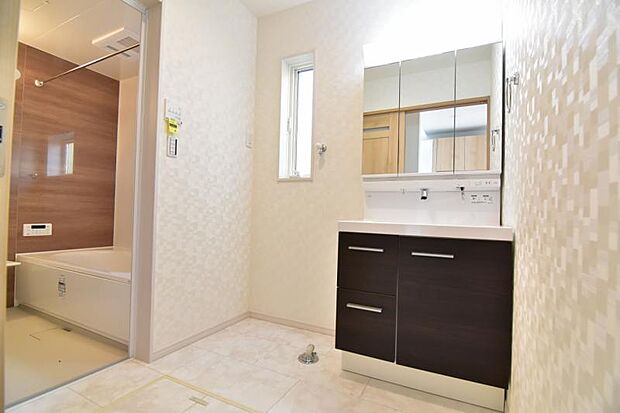 三面鏡の付いた洗面化粧台は、鏡面裏側にも機能的な収納を配置。普段使いの洗面小物やスキンケア用品などが衛生的に保管できます。