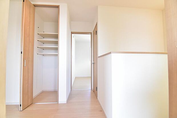 空間を効率的に利用し収納スペースを確保。一日の始まりと終わりを美しく演出します。