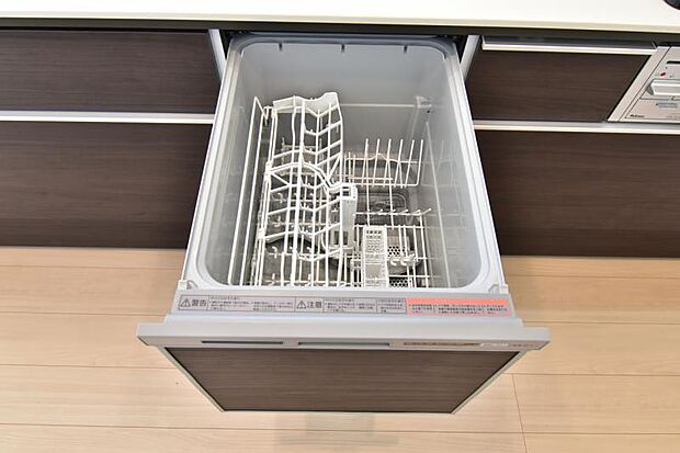 食器洗浄乾燥機　食器の後片付けに便利な食器洗浄乾燥機を標準装備。ビルトインタイプなので見た目もスッキリ、特に共働き世帯のご家族には必須品です。