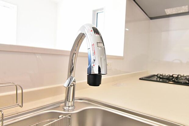 浄水器付きキッチン水栓　キッチンの水栓には、浄水器を標準装備。水道水をそのまま飲むことができ、お米などをおいしく炊くことも可能です。