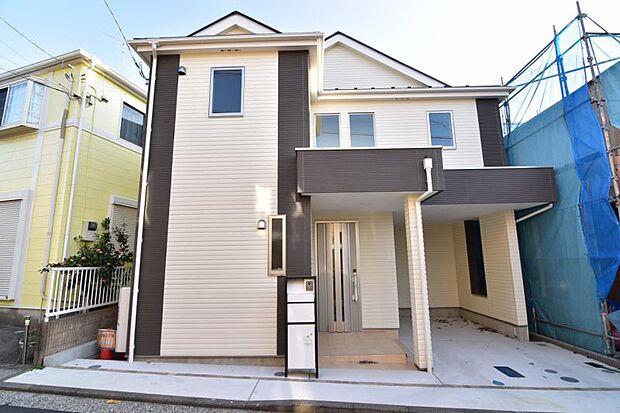 街に溶けこみ美しい景観を生み出すこの邸宅は採光や風通しまで考え抜いて造りあげました。