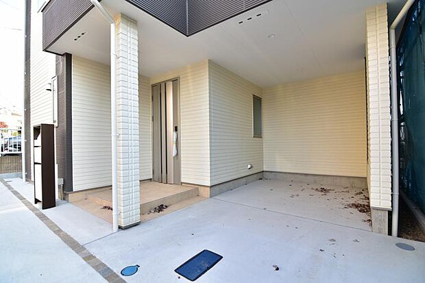 屋根付き駐車場、雨の日はお子様の遊び場にも