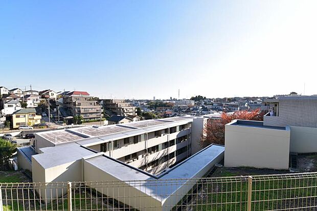 季節による景色の変化を日常の生活と共に感じてください。