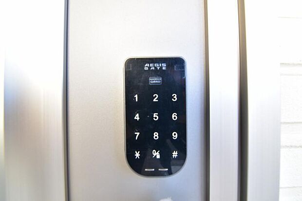 玄関ドアには電気錠が標準設置。鍵の持ち忘れやかけ忘れも心配ありません。