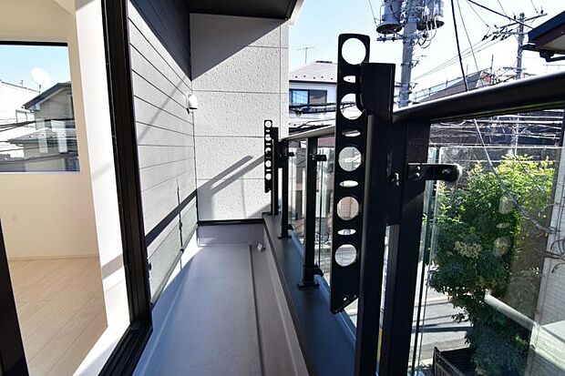 使い易いバルコニー。やわらかな陽射し・心地よい風。どこまでも広がる空の下、限りない開放感を味わえる空間です。