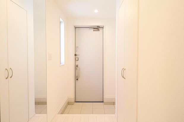 雑多な玄関ではなくスッキリ空間としてお家の顔になるよう設計いたしました。