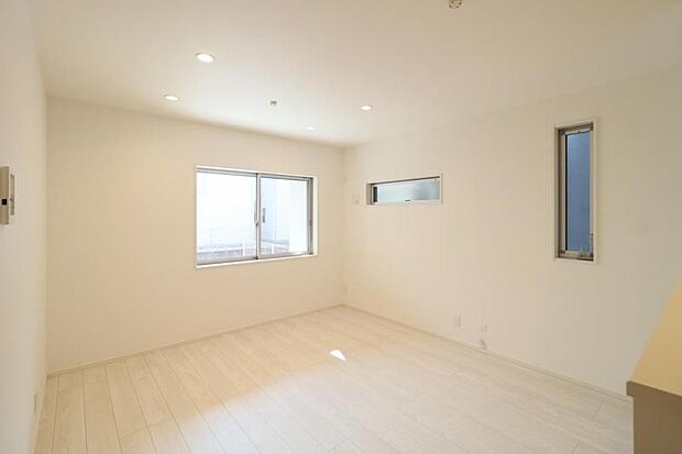 LDK15.14帖 落ち着きのあるリビングです。お友達が遊びに来た時にも使えますし、ちょっと疲れた時にお昼寝できるのも嬉しいですね。