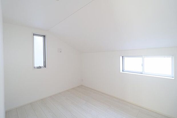 洋室6.12帖 日々の疲れを癒してくれる主寝室。自由度が高いので家具のレイアウトでお好みの空間を創りだせます。