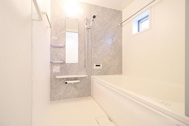 小窓がある浴室。凹凸が少ない汚れの付き辛くお掃除が楽な仕様となっており浴室乾燥機付きで雨の日の洗濯も可能です