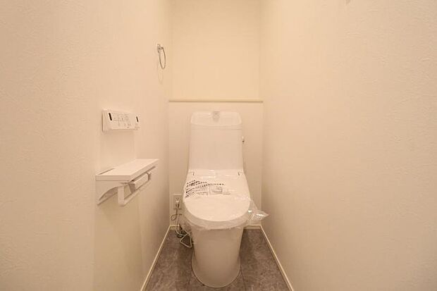 清潔感の溢れるトイレです。落ち着いた空間で安らぎのひとときをお過ごし頂けます。2か所あり。