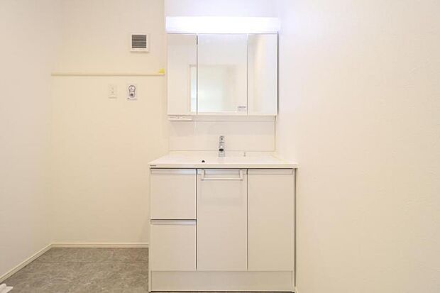 三面鏡の裏は機能的な収納を配置。コンセントも付いているため電動シェーバーや電動歯ブラシも収納できます。