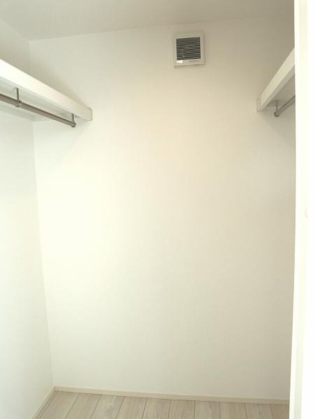 ウォークインクローゼットには普段使わない季節用品やトランクなど、大きなものもラクラク収納できます。