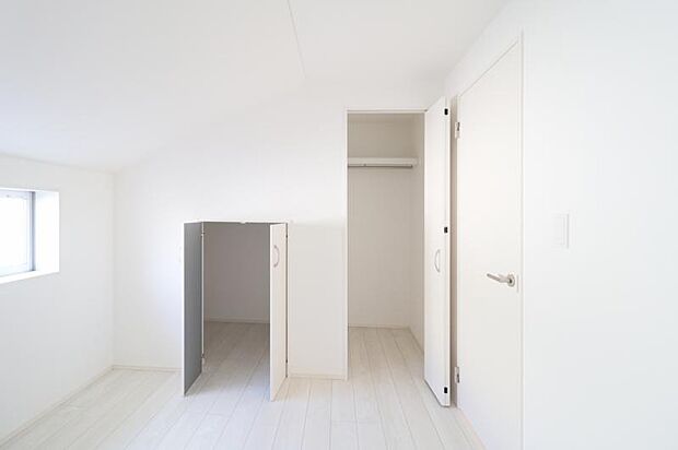 クローゼットには棚やハンガーパイプが付いており、スーツや上着などがスッキリ収納可能です。