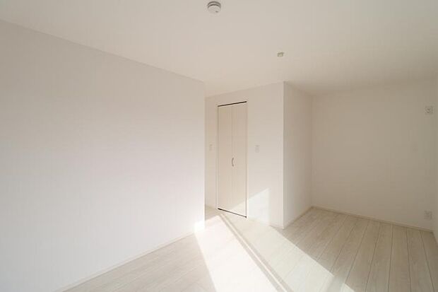 洋室5.11帖 居室には収納スペースが豊富なため、シンプルですっきりとした暮らしが実現できます。