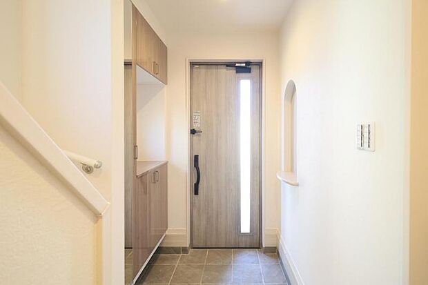 雑多な玄関ではなくスッキリ空間としてお家の顔になるよう設計いたしました。