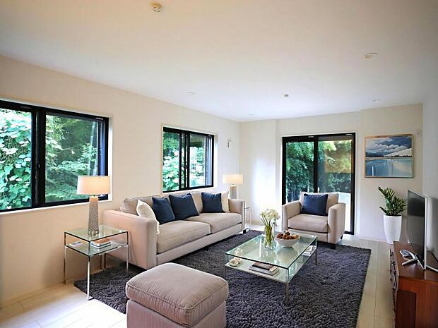 リビング(配置してある家具はCGによるイメージです)LDK17.5帖 くつろげるリビングは話に夢中になりすぎて、ついつい時間を忘れてしまう。そんな束の間の幸せを感じさせてくれる場所です。