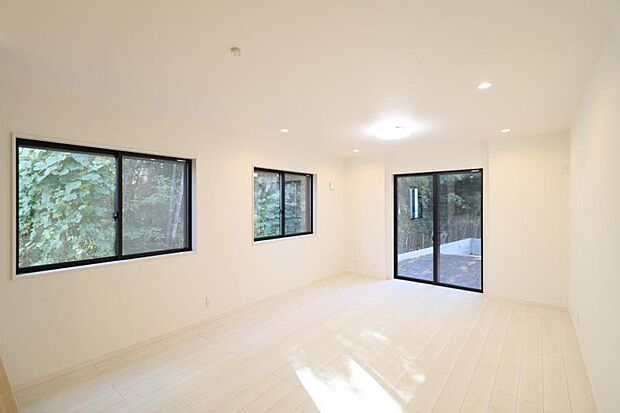 LDK17.5帖 落ち着きのあるリビングです。お友達が遊びに来た時にも使えますし、ちょっと疲れた時にお昼寝できるのも嬉しいですね。