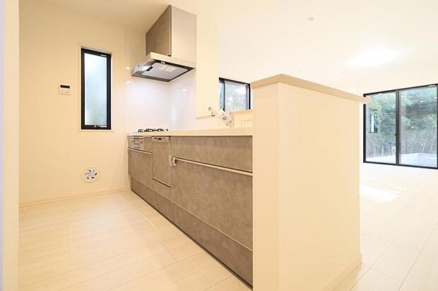 広々とした対面キッチンスペース。収納力もあるキッチンはお料理が捗ります。横には小窓、床下収納もあります。