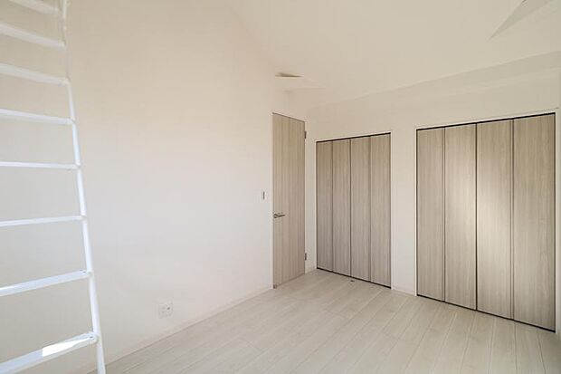 洋室6.37帖 居室には収納スペースが豊富なため、シンプルですっきりとした暮らしが実現できます。