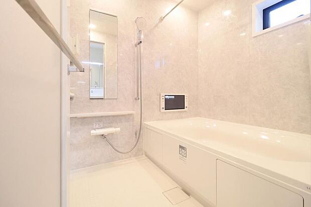 小窓がある浴室。凹凸が少ない汚れの付き辛くお掃除が楽な仕様となっております。