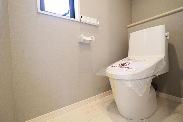 窓が付いた清潔感の溢れるトイレです。落ち着いた空間で安らぎのひとときをお過ごし頂けます。トイレ2か所あり。