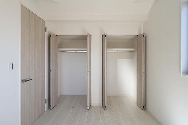 クローゼットには棚やハンガーパイプが備えられているので、大切なお洋服にしわを付けずにそのまましまうことが出来ます。