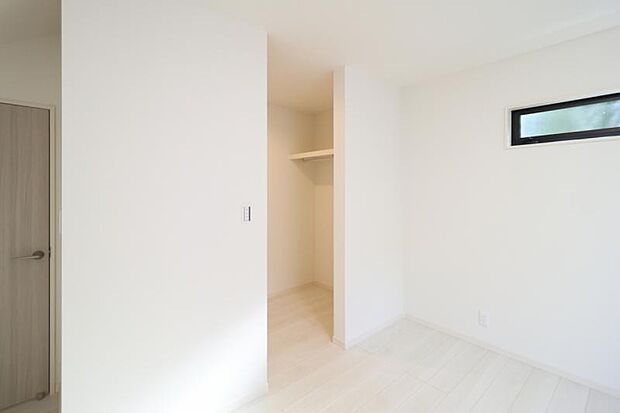 ウォークインクローゼットには普段使わない季節用品やトランクなど、大きなものもラクラク収納できます。