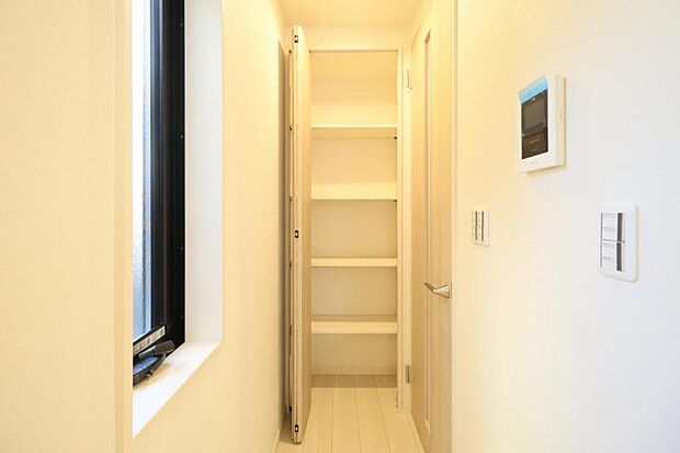 空間を効率的に利用し収納スペースを確保。一日の始まりと終わりを美しく演出します。