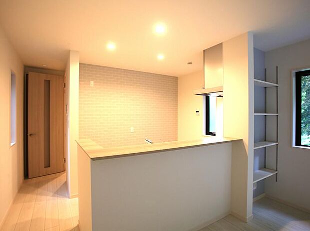 対面カウンターキッチン キッチンは、ご家族との会話が楽しめる対面カウンタータイプを採用。リビングで遊ぶお子様の様子をうかがいながらお料理もできます。頭上に棚のないオープンタイプなら開放感もいっぱい。
