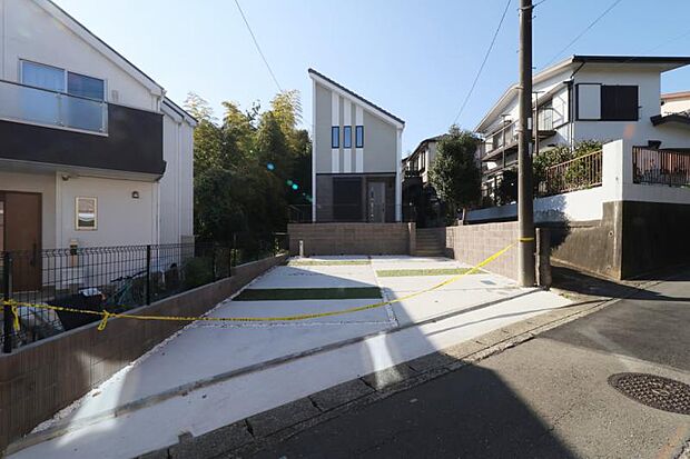 駐車スペースは二台分(車種により)。一台だけ停めていただく場合でも、余ったスペースに自転車やバイク、物置なども置いていただけます。(2025.9.11撮影)