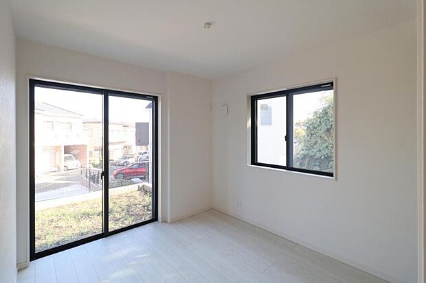 洋室5.25帖 窓からたっぷりと陽光が注がれる、明るく快適なプライベート空間となっております。