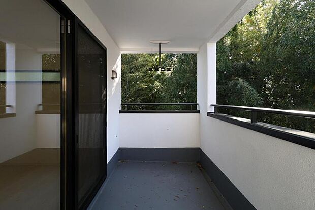 風通しのよいバルコニー。お洗濯物も乾かしやすいですね。