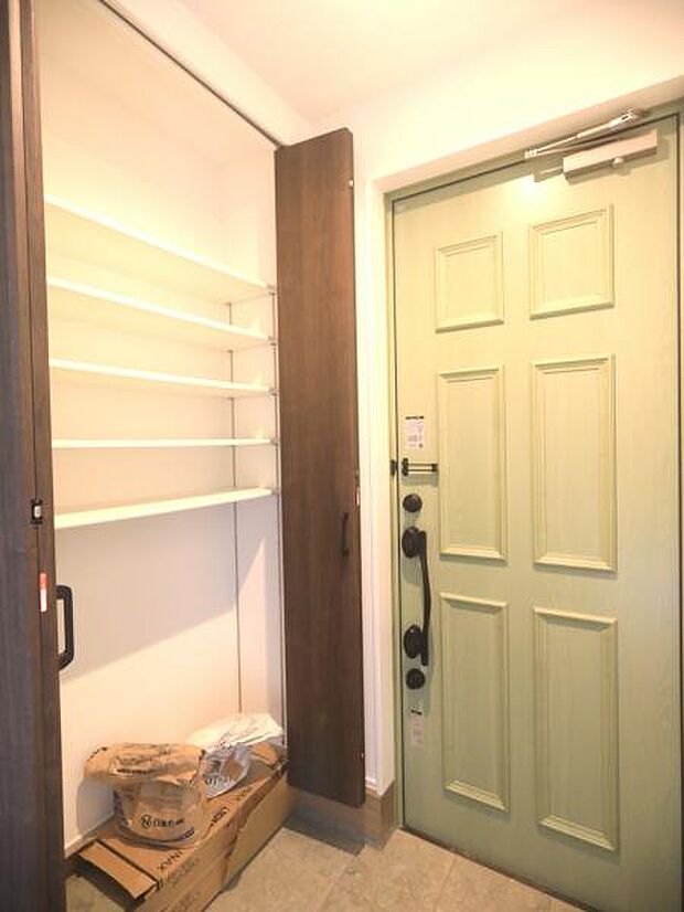 玄関には収納豊富なシューズクローゼットも完備。雑多な玄関でなくスッキリ空間にできるよう設計しました。（2025.9.29撮影）