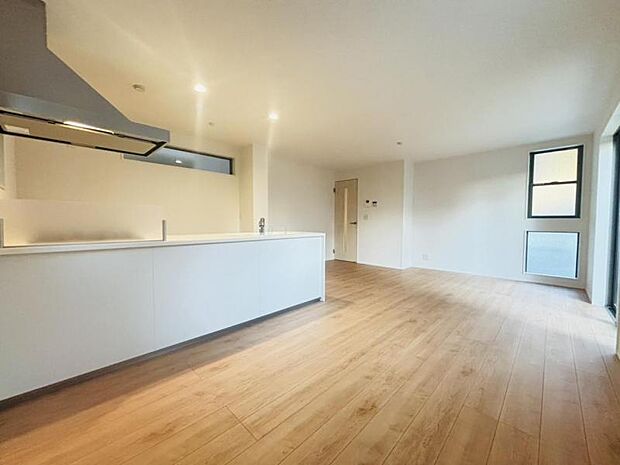 快適に過ごす条件は、一人ひとり違います。飾リ過ぎないシンプルな内装と偏り過ぎないデザインで統一しております。居住していく中であなただけの【マイホーム】に創り上げて下さい。