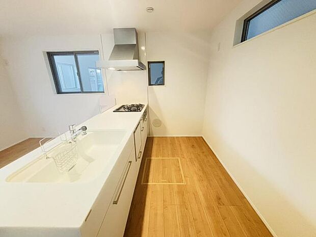 焼いたり煮たりと一度にたくさんのお料理を作ることが出来る便利な3口コンロが付いたシステムキッチンは、豊富な収納と食洗機付き。食後の片付けが楽になるからママも自分時間が増えてニコニコです。