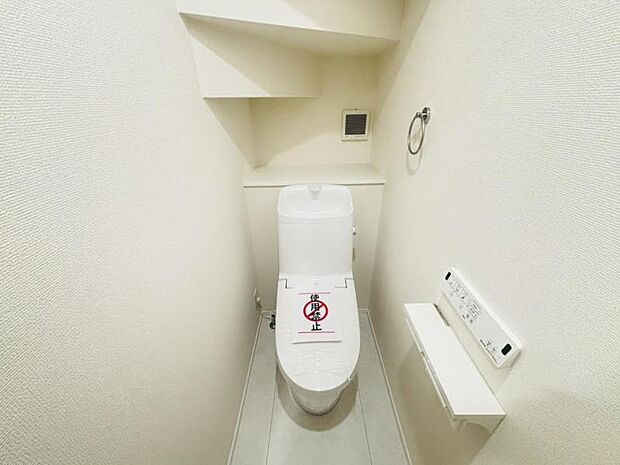 白を基調としたトイレは清潔感あるプライベート空間を演出します。