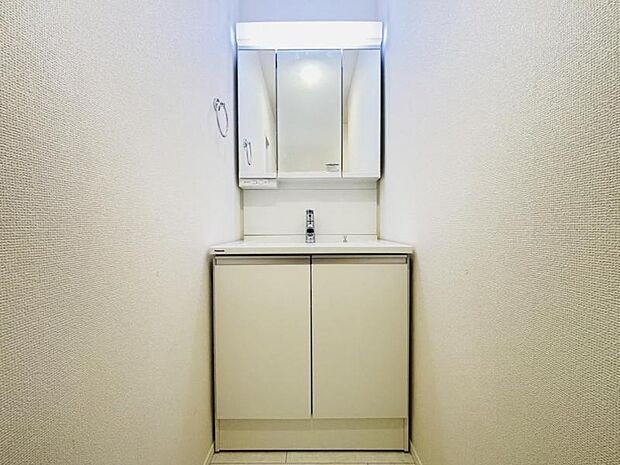 一日の始まりと終わりを心地よく演出してくれるパウダールーム。ホワイトで統一されたワイドな洗面台は収納力もあり、いつでもすっきりとした洗面室に。