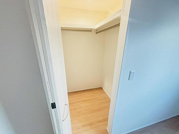 大きなウォークインクローゼットにはゴルフバッグやスノーボードなど趣味のお荷物も十分収納が可能です。日常で使わないものや食料のストックにも重宝します。