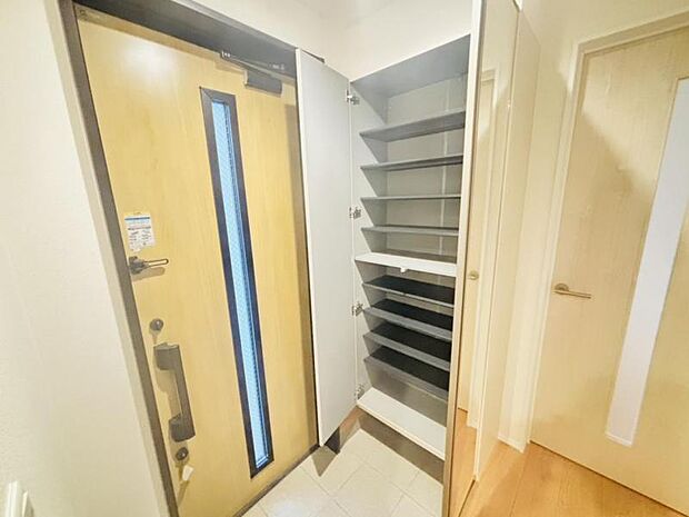 背の高い大型のシューズボックスには靴やブーツなどがたくさん収納可能。