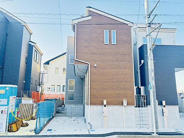 陽射しとともに、少しずつ装いを変える街の景観から、星空が地上に映りこむかのような夜景のきらめきまで、この街ならではの美しい風景とここから紡がれる物語。